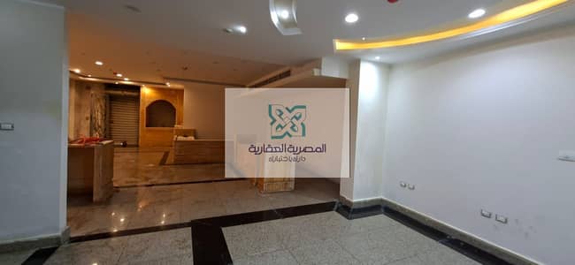 مقر إداري للإيجار – مساحه 500 متر   زهراء المعادي   موقع مميز جدًا امام  كارفور  مبنى إداري مميز  دوبلكس . ارضي و اول