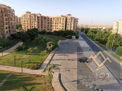 For sale in Madinaty, an apartment model 500 with an area of 246m, garden view and main street northern location, excellent location, steps from Madinaty Club and steps from the British school and the bank complex in Madinaty, New Cairo