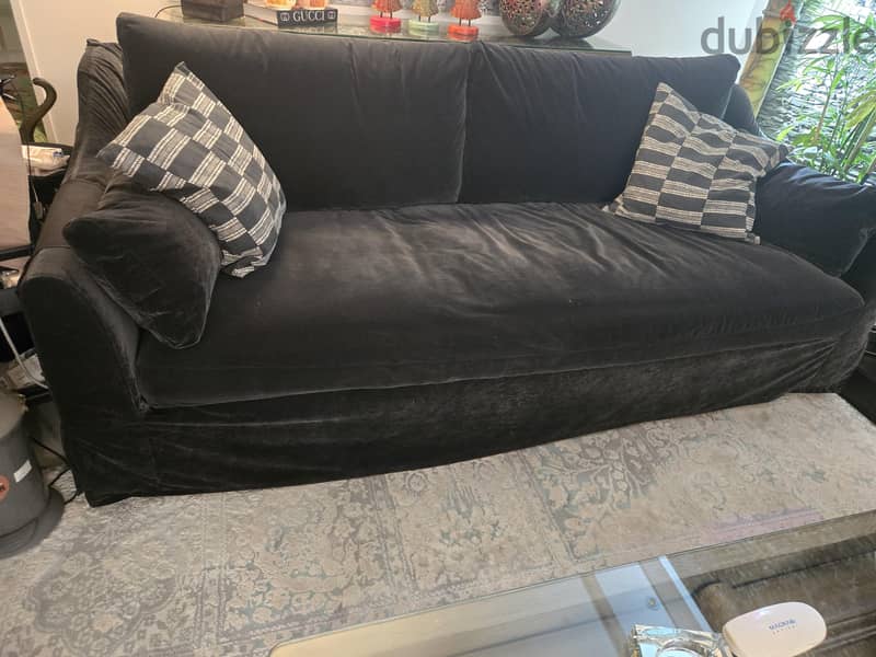 2 sofas + 2 television screens 2