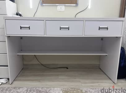 مكتب خشبي