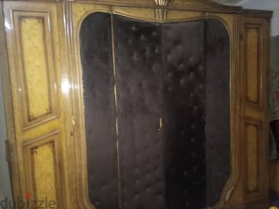 غرفة نوم مستعمله خشب نضيف وتقيله الكومود محتاج اكسسوار بس