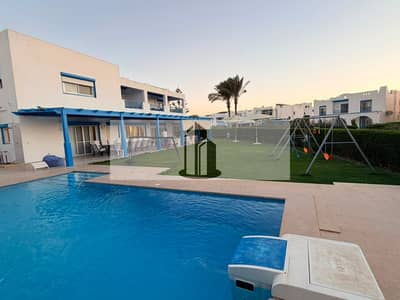 فيلا للبيع Fully Furnished جاهزة للاستلام فورى حمام سباحة خاص فى ماونتن فيو راس الحكمة العلمين