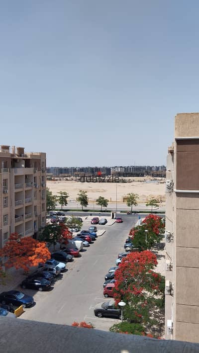 96m² apartment for sale in Madinaty (B7); features distinctive, high-quality custom finishes. Located on the fifth floor, this corner unit faces north