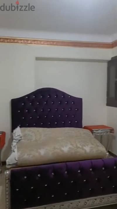 للبيع سرير 160 مبطن كابتونيه قطيفه بالفصوص + 2 طرابيزه طقطوقه + قنصول