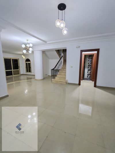 دوبلكس للإيجار السكني في كمبوند أكاسيا مساحة 335 متر بحديقة خاصة 280 متر دور أرضي وأول 4 غرف نوم منهم ماستر بجناح كامل ودريسنج و3 حمامات وريسبشن 4 قطع