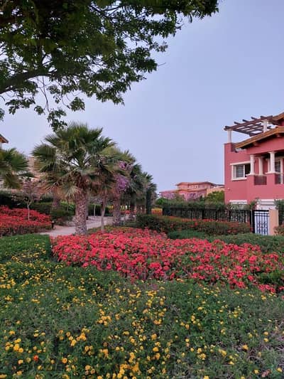 For sale apartment 136m² at Central Water Residences - Hyde Park Sixth Settlement  Location: Southern Teseen Street - Intersection of the Middle Ring Road near the Administrative Capital.   Details: 3 bedrooms (including one master) + 3 bathrooms + reception + 2 terraces + kitchen and laundry room.   Price and payment system