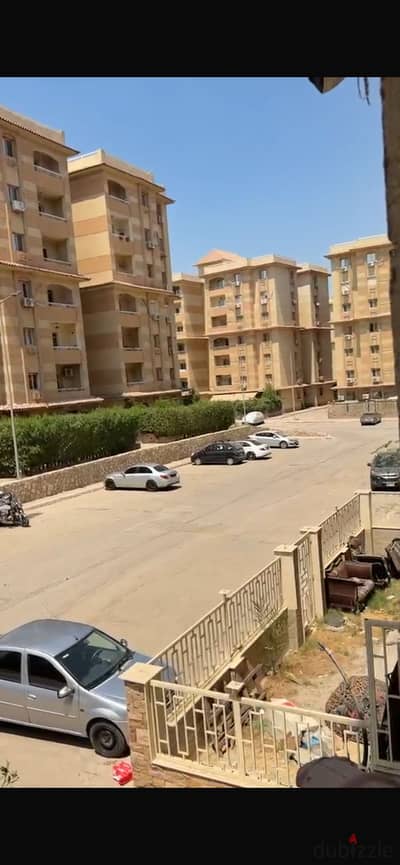 للبيع شقة سوبر لوكس جاردينا سيتي ١٢٠م٢ عبارة ٤ نوم و حمام و مطبخ و اسانسير دور ثاني