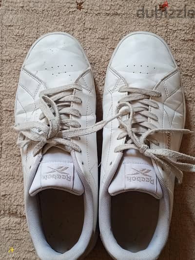 كوتش من ماركة Reebok