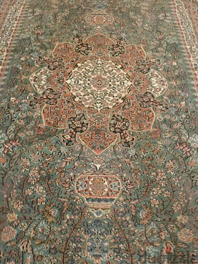 سجاد وارد الخارج