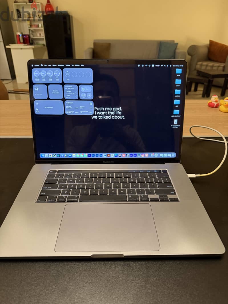 MacBook Pro Core i7 16 inches 1
