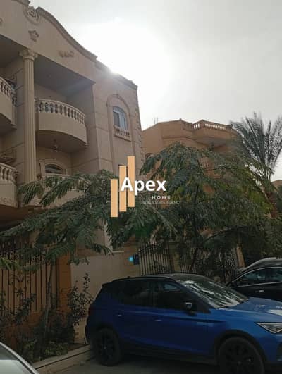 شقة للبيع في الحي الخامس و فرصة من أندر . الفرص التي يمكن أن تقابلها بحث أن اللوكيشن مميز جداً . و لم تجد مثلها مهما حدث و تحدث عن الرقي من حيث التشطيب