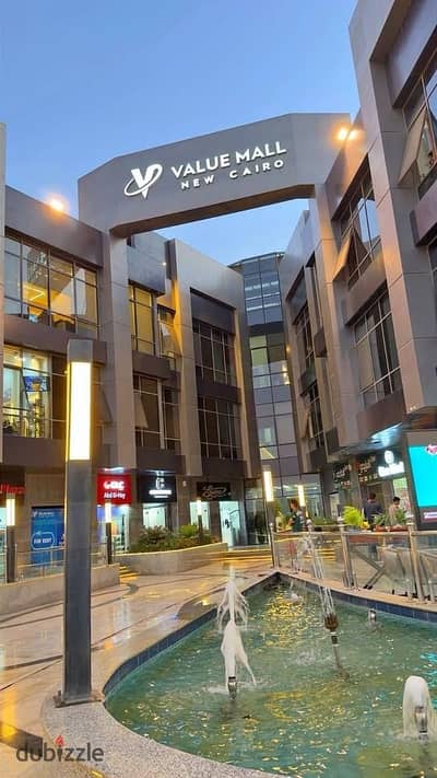 محل للبيع في Golden Square – دور أرضي بواجهة مباشرة على البلازا وموقع مميز بجوار Mountain View