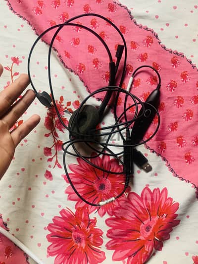 سماعه بميك للتحدث جديده تم استخدامها مرتين فقط