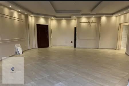 شقة للإيجار في كمبوند النخيل التجمع الأول لعشاق المساحات الكبيرة 320 متر دور ثاني بأسانسير وفيو بحري بالكامل غير مجروح على فيلات الميراج 4 غرف و3 حمام