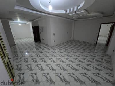 شقه للايجار ٢٢٠ م دور كامل شارع الجامعه هضبه وسطي مقطم