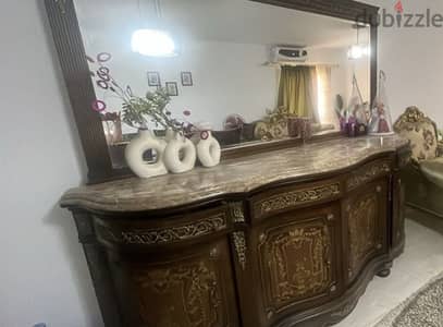 سفرة مع ٨ كراسي + بوفيه بالرخام البيچ