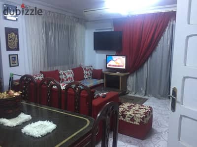 روف مفروش فرش بيتي للايجار السنوي اسره أو عريس تشطيب سوبر لوكس يوجد جميع المرافق مياه وكهرباء واسانسير 2 نوم ريسبشن قطعتين مطبخ 2 حمام الدور الخامس علوي بالإسكندرية العجمي الكيلو21 بشاطئ النخيل بموقع متميز جدا