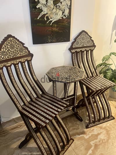كراسى أنتيك مطعمه بالصدف الطبيعى