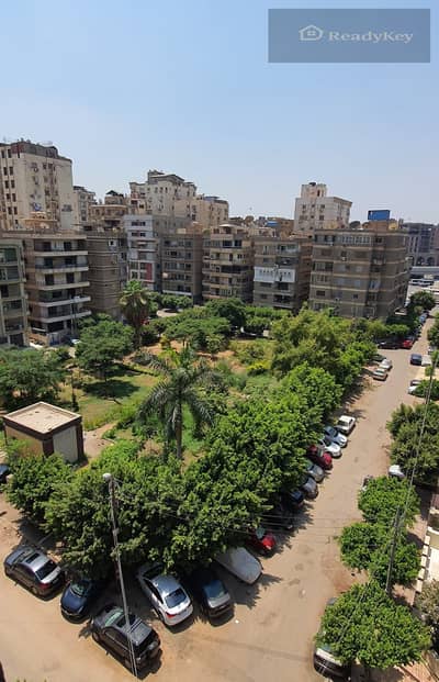 شقة للبيع في النزهة الجديدة   النزهة الجديدة – من ناحية نقطة الشرطة  فيو مميز على المربع والحديقة الداخلية  الدور السادس والأخير، والرووف فوقه
