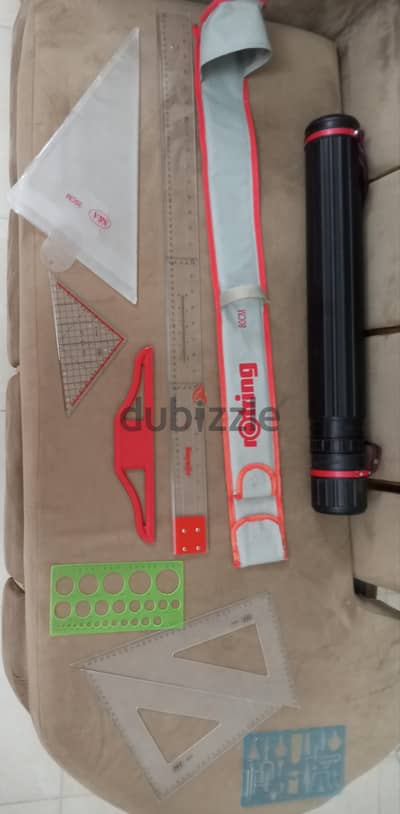 مسطرة حرف T و ادوات هندسية