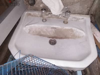حوض حمام وعمود