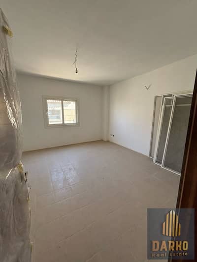 *For sale a distinctive apartment 300m - 6 October - West Sumid*  - *Area*: 300m - *Division*: 3 rooms including 1 master with a large dressing room + bathroom with bathtub and shower, reception 3 large pieces - *Location*: 6 October - West Sumid - next to Al-Huda Al-Azhari Institute
