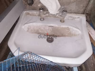 حوض حمام وعمود