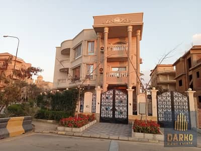 رووف للبيع ٣٠٠ متر  بمنطقة الفلل والقصور غرب سوميد  بجوار دولفين مول وجامعة مصر ناصيه فيو مفتوح بسعر لقطه فرصه