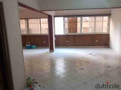 شقة للبيع قرب فندق سفير ميدان المساحه للسكن الراقي والمميز بالدقي