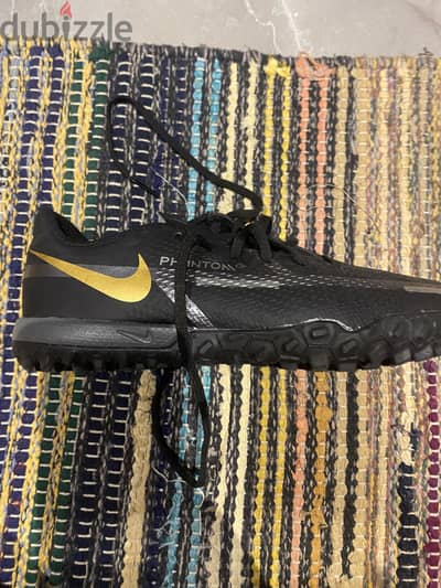 Nike phantoms black and gold size 36
