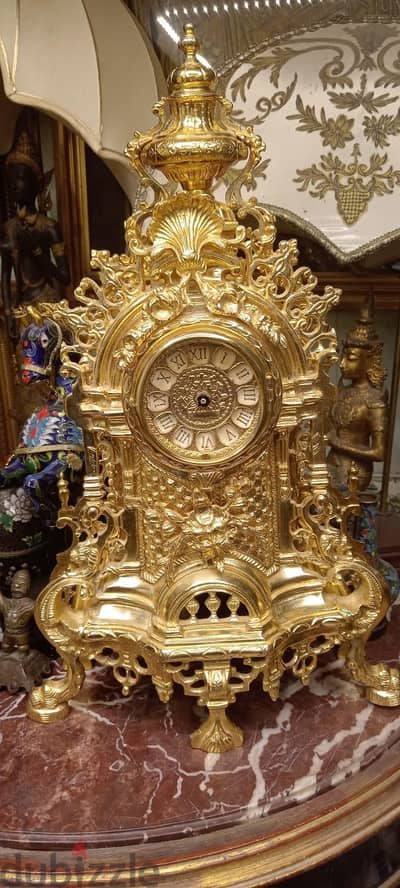 العتيق (Louis XIV Style)، وتتميز بهيكل برونز مطلى ذهب