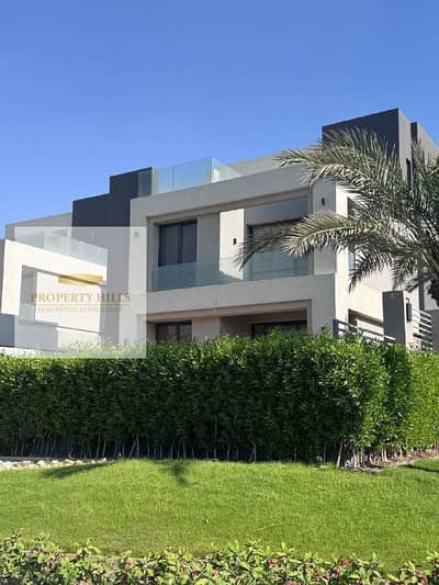 فيلا للبيع في التجمع الخامس في كمبوند الباتيو تاون دقايق للتسعين الجنوبي والجامعة الامريكية
