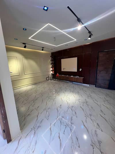 للبيع  شقة  حي تالت مجاورة تانية ١٣٠ م  أول بلكونة  تشطيب الترا سوبر لوكس  فيو مفتوح عمارة فيها   علي جاردن  اد عداد مياه خاص بالشقة  عداد كهربا  دقائ