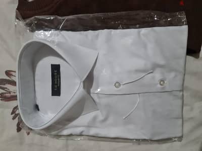 سويت شيرت لونه بني معاه قميص ابيض tie house