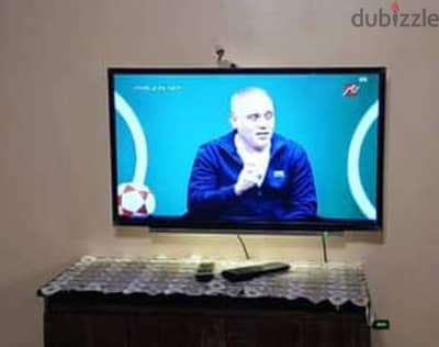 شاشه سامسونج سمارت 32 بالريموت والحامل بحاله جيده جدا