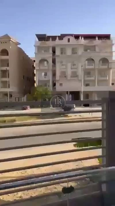 شقه للبيع باللوتس الجديده خطوات لشارع النوادى تانى ناصيه من الرئيسى أمام مول أجورا