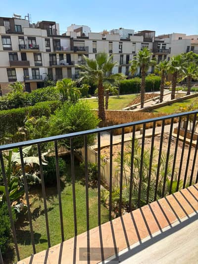 شقة للإيجار  مفروشه بالكامل في Courtyard SODIC Westown  متر الدور الأول 3 غرف نوم 3 حمامات جراج خاص