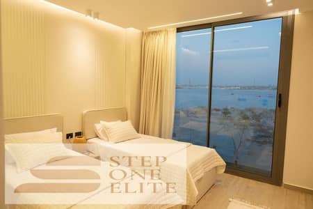 Last ground floor chalet with garden, directly on the sea ready to move in Marina 5, fully furnished with appliances