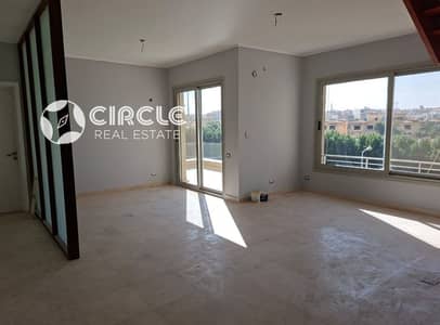 بنتهاوس 210م + روف 80م بالمطبخ والتكييفات للإيجار في كمبوند فيليج جيت بالم هيلز التجمع الخامس خلف الجامعة الأمريكية