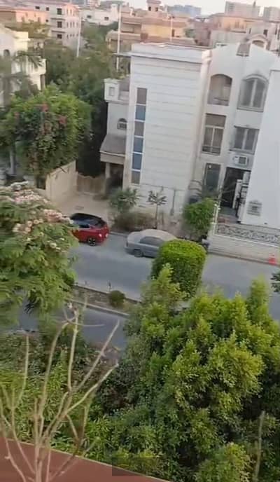 شقة لايجار  في كمبوند حدائق المهندسين – الشيخ زايد : 100 متر صافي الدور: الثالث مطبخ موجود