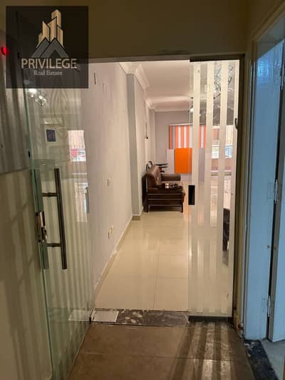 For rent, licensed administrative office in Maadi, 155m, licensed furnished with air conditioning, suitable for a clinic, office, or company. Super Lux, elegant and classy entrance.
