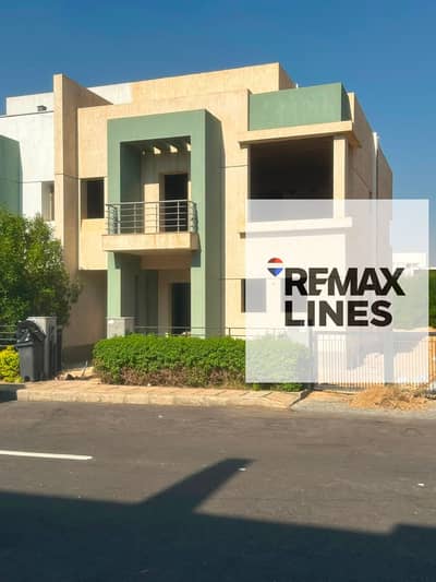 توين هاوس للبيع في مدينتي نموذج J مودرن استلام فوري فيو حديقة من الأمام وشارع من الخلف موقع مميز جدًا قريب من الخدمات، الفود كورت، والمسجد بدون تشطيب