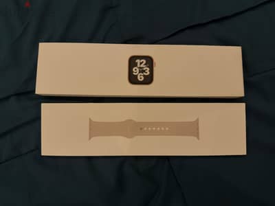 Apple Watch SE (Gold Aluminum Case)44MM with Starlight Sport Band