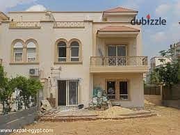 توين هاوس في كمبوند جرينز الشيخ زايد مساحة الأرض  380 متر  ومساحة المباني  303 متر  أرضي وأول وروف نص تشطيب مرحلة تانية