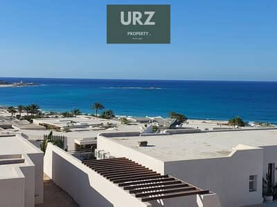 شالية seaview علي بعد 200 للبحر في قلب خليج راس الحكمة بفيو بارنوامي تشطيب فاخر مع التكيفات والمطبخ في مدن الساحل الشمالي بالقرب من سيلفر ساندس للبيع