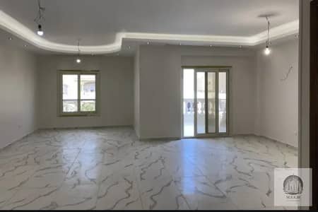 شقة للايجار في البنفسج 12 فيلات دور ثاني اسانسير بحري 210م 3 غرف و 3حمام تشطيب مودرن بسعر 27 الف