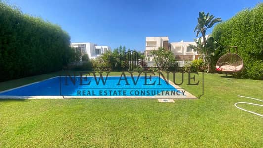 فيلا مستقلة للبيع في هاسيندا وايت الساحل الشمالي Hacienda White north coast الصف الثالث حمام سباحة مشطبة ومفروشة بالكامل و بالاجهزة وجاهزة للسكن