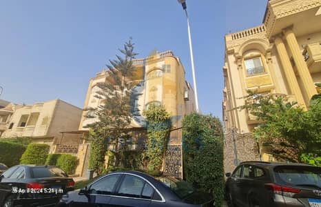 Triplex for Sale in 2nd District Villas, New Cairo – Super Lux Finishing, Private Garden & Pool