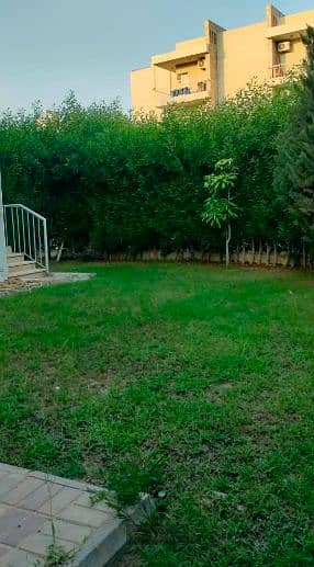 An exceptional 78m² apartment with a 120m² garden, located in the heart of Sheikh Zayed within "The Address" compound.