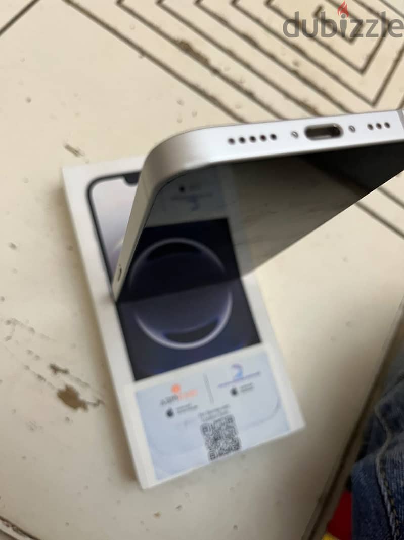 Apple - iPhone 16e 4